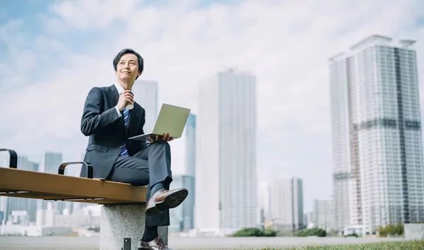 ノートパソコンのサイズ別の用途や持ち運びやすさを徹底解説！確認したいスペックも紹介