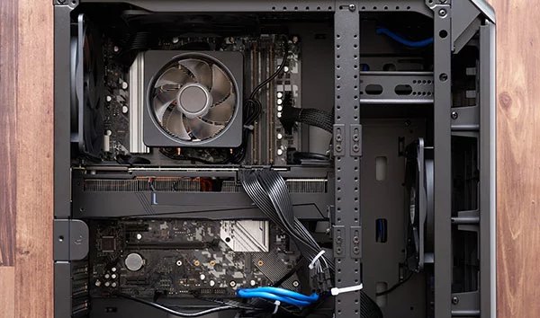 ノートパソコンを冷却する方法③：冷却台を使用する