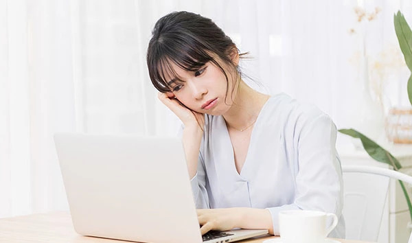 ノートパソコンの電源はついてるのに画面が真っ暗！原因や対処法を徹底解説